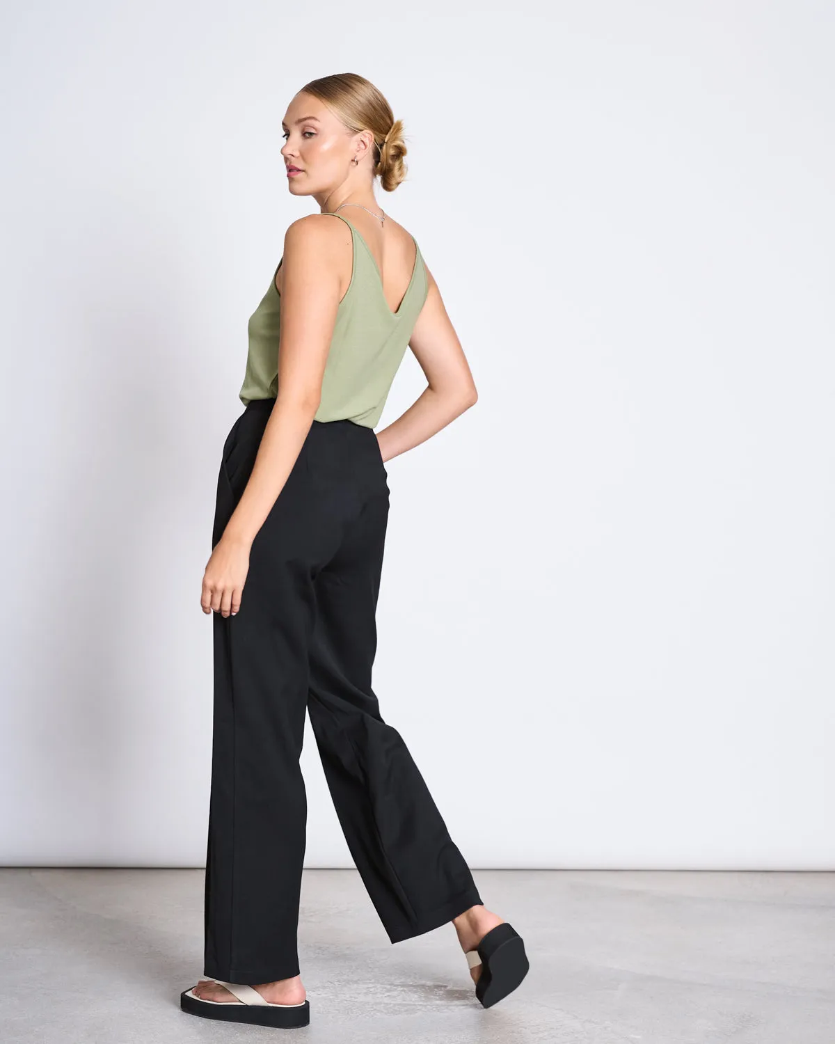 SLIP TOP TRIANGLE PALE OLIVE